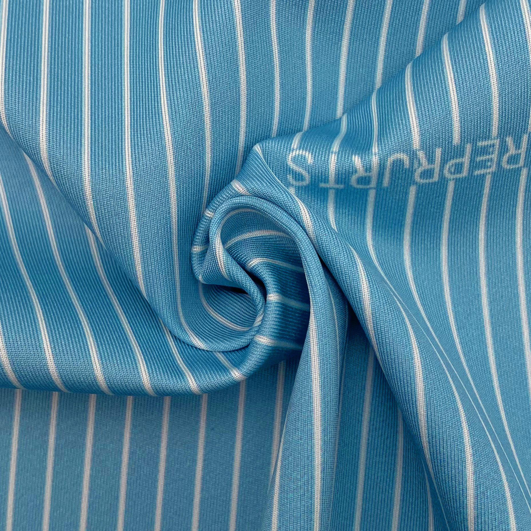 țesătură interblocare cu dungi albastre și albe